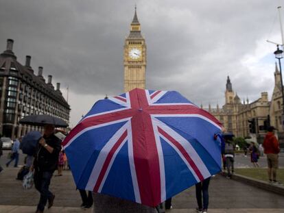 Un ciudadano pasea con un paraguas con la bandera británica, el pasado junio.