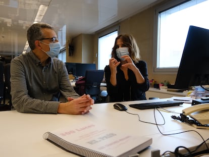 Encuentro de Luz Sánchez Mellado con el suscriptor Agustín Hernández en la redacción de EL PAÍS.