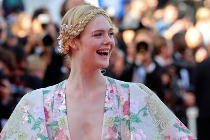 La actriz estadounidense Elle Fanning posa este miércoles en la alfombra roja del Festival de Cannes antes del estreno de 'Les Miserables'.