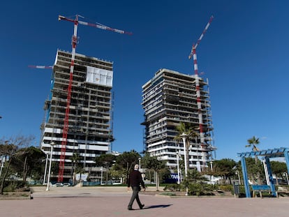 Construcción de dos edificios de viviendas en Málaga, el pasado enero.