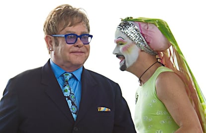 El músico inglés Elton John durante su visita al National Mall de Washington DC, donde se expone una gran colcha para apoyar la lucha contra el VIH.