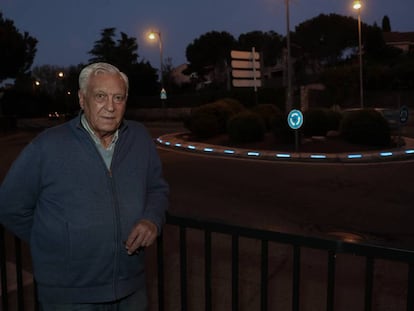 Leonardo Azcona, en la rotonda de Torrelodones donde instaló sus primeros bordillos luminosos.