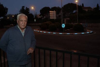 Leonardo Azcona, en la rotonda de Torrelodones donde instaló sus primeros bordillos luminosos.
