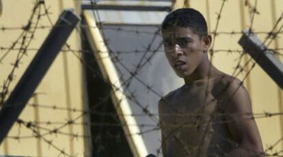 Un inmigrante <i>sin papeles</i> en un centro de acogida en Lampedusa, en 2003.
