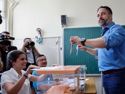 El líder de Vox, Santiago Abascal, votando en el colegio Cristo Rey en Madrid, este domingo.