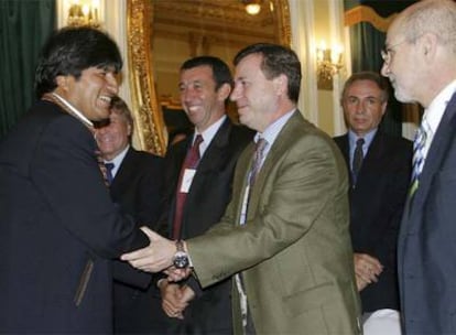 El presidente de Bolivia, Evo Morales, saluda a los representantes de las petroleras en el palacio presidencial, ayer, en La Paz.