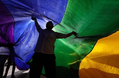 Miembros de la comunidad LGTB india celebran el fallo del Tribunal Supremo de la India sobre las relaciones homosexuales en Bombay (India).