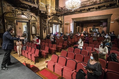 El catedrático de canto Antonio Moya dando clase de coro el jueves en el teatro de la Escuela Superior de Canto de Madrid.