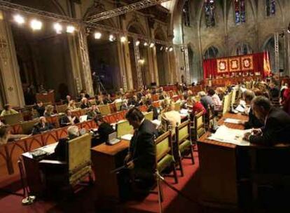 El pleno de las Cortes, ayer en la iglesia de El Salvador, en Burriana.