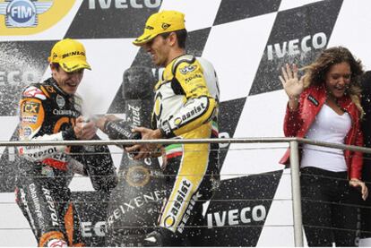Marc Márquez, en el podio del Gran Premio de Australia junto a Alex de Angelis.