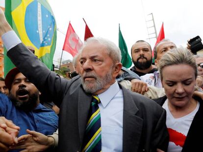 Lula, na chegada à Justiça Federal para depor, em maio de 2017.