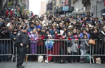 El público observa el desfile en una de las calles de Nueva York.