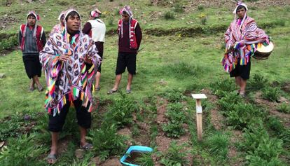 Agricultores no Parque da Papa Pisaq, em Cusco, no Peru.