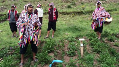 Agricultores no Parque da Papa Pisaq, em Cusco, no Peru.