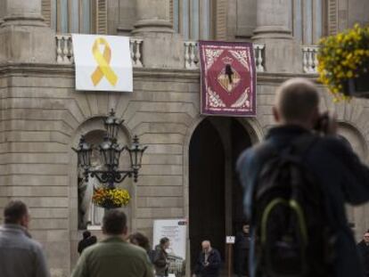 La Junta Electoral había dado a la alcaldesa de Barcelona 12 horas para quitar el símbolo