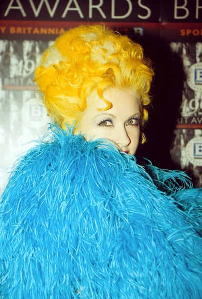 Para un evento como los premios de la música británica el look no puede –ni debe– ser discreto. El color del cabello y del abrigo de Cyndi Lauper parece una combinación entre la cabeza de la gallina caponata y el cuerpo del monstruo de las galletas.