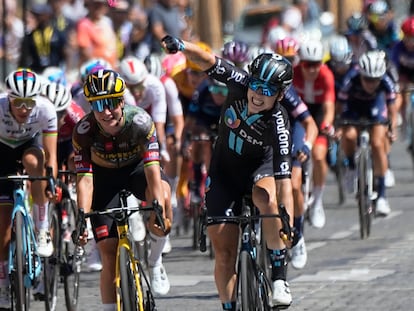 Lorena Wiebes, a la derecha, celebra la victoria de etapa ante Marianne Vos (casco amarillo) y Elisa Balsamo (maillot arcoíris).