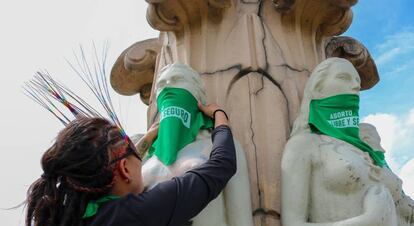 Otro de los monumentos intervenidos con el pañuelo verde.