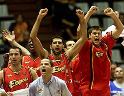 Imbroda celebra con los jugadores el triunfo de España.