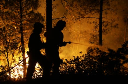 DVD158-(18/07/05). Miembros del retén del servicio de extinción de la Consejería de Medio Ambiente de Castilla La Mancha acometén, desde el frente de la localidad alcarreña de Selas, las labores de control del incendio que ha calcinado más de 12.000 hectáreas y ha causado 11 muertos en Guadalajara.  © Cristóbal Manuel.