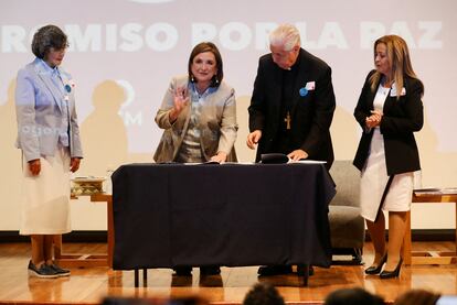 Xóchitl Gálvez junto al presidente del Episcopado mexicano, Rogelio Cabrera López, en un acto de firma de un compromiso de paz organizado por la Iglesia Católica, en Ciudad de México.