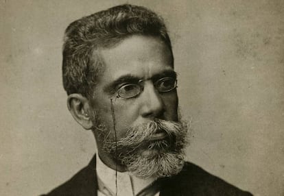 O escritor brasileiro Machado de Assis, aos 57 anos