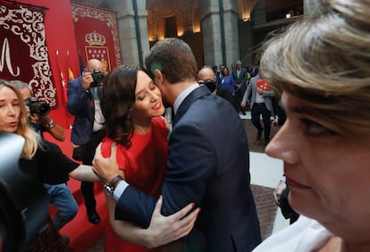 El líder del PP, Pablo Casado, abraza a la presidenta de la Comunidad de Madrid, Isabel Díaz Ayuso.