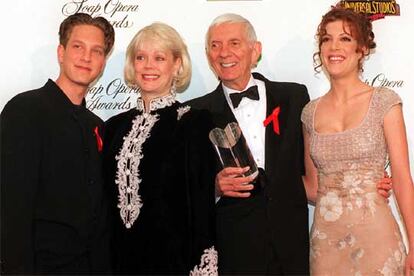 Aaron Spelling, junto a su familia en 1997. A la izquierda, su hijo Randy y su esposa Candy. A la derecha, su hija Tori.