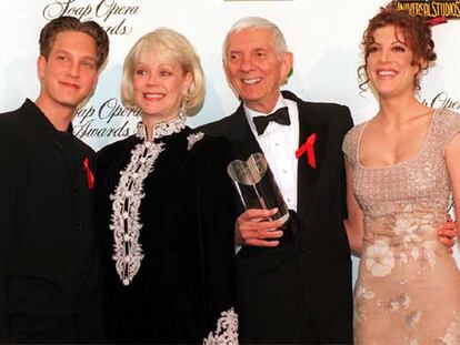 Aaron Spelling, junto a su familia en 1997. A la izquierda, su hijo Randy y su esposa Candy. A la derecha, su hija Tori.