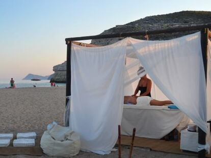 Masajes, arena y luna