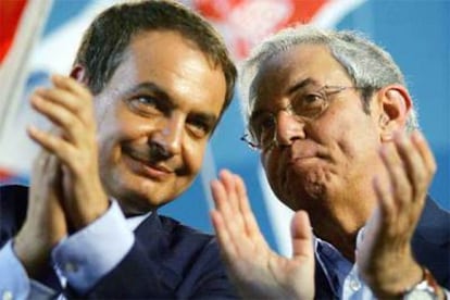 El presidente Zapatero, a la izquierda, y el candidato socialista Emilio Pérez Touriño, en el mitin de Lugo.