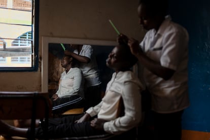 Los responsables del Centro de Jóvenes de Kimisagara, en Kigali, utilizan talleres como el de peluquería para conversar con los adolescentes sobre salud mental y reducir el estigma que rodea estas dolencias.