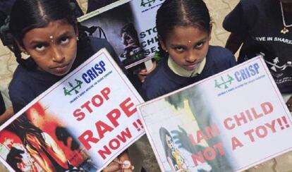 Ni&ntilde;as en una manifestaci&oacute;n contra las violaciones en Bangalore en 2014.