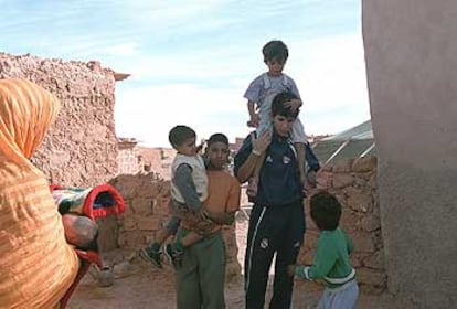 Jóvenes saharauis, en uno de los campamentos instalados en Argelia.