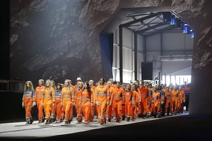 Varios bailarines act&uacute;an durante la inauguraci&oacute;n del t&uacute;nel ferroviario de San Gotardo, el m&aacute;s largo y m&aacute;s profundo del mundo, en el recinto ferial Rynaecht, en el portal norte, en Erstfeld (Suiza).