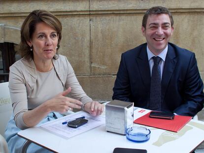 Yolanda Barcina y Roberto Jiménez se reunieron ayer en una cafetería cercana al Parlamento.