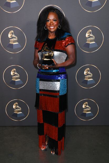 La actriz Viola Davis recogió un Grammy por la narración en formato audio de su libro Finding Me, una autobiografía en la que cuenta su difícil infancia. Subió a por su premio luciendo un vestido metalizado de Naeem Khan.