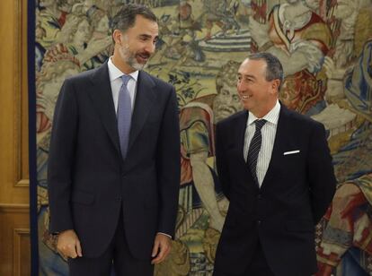 El rey Felipe recibe al portavoz de Compromís, Joan Baldoví (d), en el Palacio de la Zarzuela.