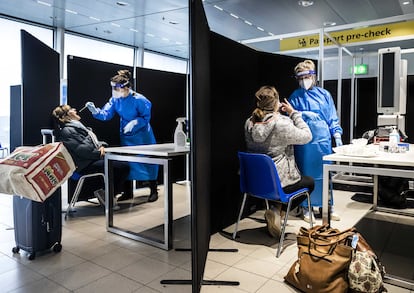 Pruebas de coronavirus a viajeros procedentes de Sudáfrica, este martes en el aeropuerto Schiphol de Ámsterdam.
