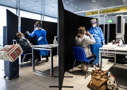 Testes de coronavírus para viajantes da África do Sul, nesta terça-feira, no aeroporto Schiphol, em Amsterdã.