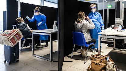 Testes de coronavírus para viajantes da África do Sul, nesta terça-feira, no aeroporto Schiphol, em Amsterdã.