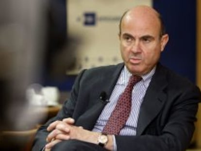 El ministro de Econom&iacute;a y Competitividad, Luis de Guindos, durante una entrevista con Efe.