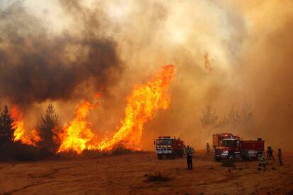 Un destacamento de bomberos trabaja para apagar un incendio forestal. Las autoridades chilenas decretaron alerta roja en Valparaíso y Viña del Mar, debido a diversos incendios forestales.