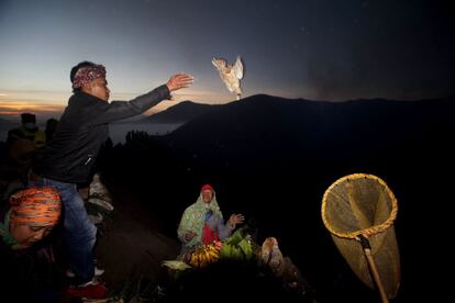 Un hindú lanza una gallina al cráter del Monte Bromo en Probolinggo, durante el Festival Yadnya Kasada, al este de Java, en Indonesia.