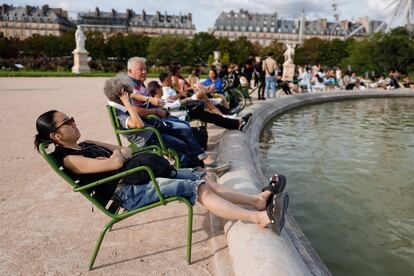 Unas personas al fresco en torno a la fuente del Jardín de las Tullerías. 