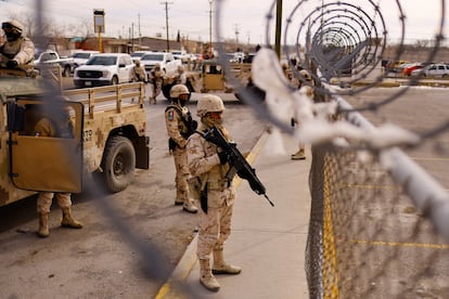 Elementos del Ejército mexicano a las afueras del Cereso número 3 después del motín de este domingo. 