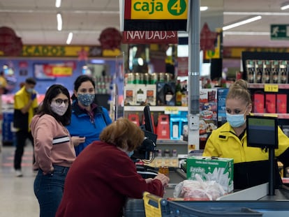Una cajera, en un supermercado del municipio madrileño de Alcorcón el pasado diciembre.