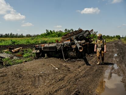 Un militar ucranio pasa delante de un carro de combate destruido en el frente de Zaporiyia el pasado 21 de julio.