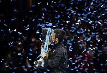 Djokovic besa el trofeo que acredita su tercera victoria en la Copa de Maestros.