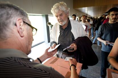 Xosé Manuel Beiras identificándose a la entrada de la asamblea.